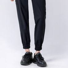 Load image into Gallery viewer, AKIII CLASSIC Praha Sneaker Mars Black