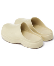 Load image into Gallery viewer, 23.65 Baguette Rubber Clogs Butter