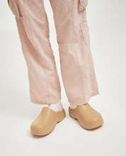 Load image into Gallery viewer, 23.65 Baguette Rubber Clogs Camel