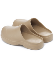 Load image into Gallery viewer, 23.65 Baguette Rubber Clogs Camel