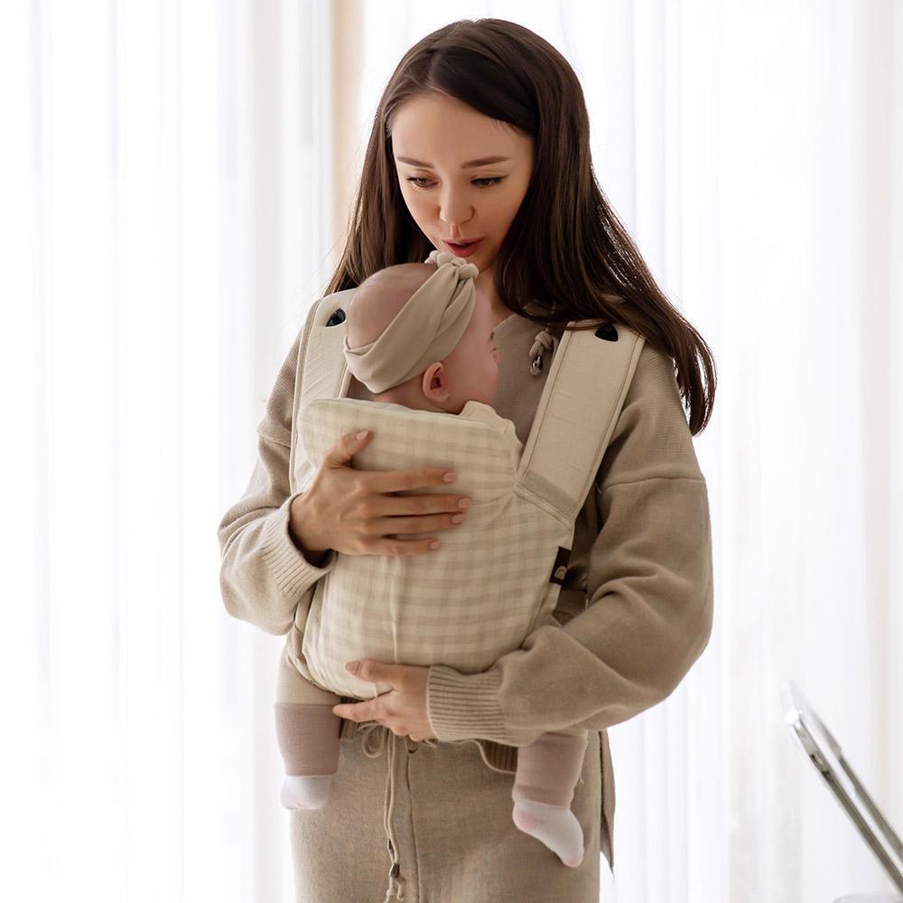 DMANGD_ILLI_BABY_CARRIER_CHECK_BEIGE